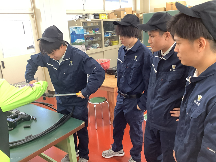 油圧工具、電動工具体験の様子